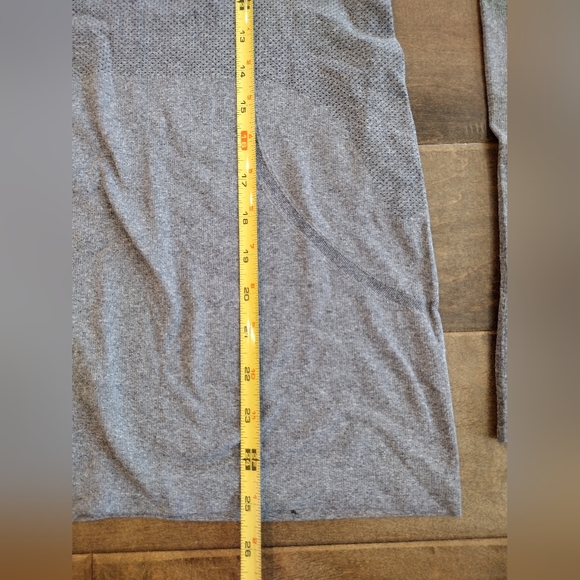 LULULEMON Women's long-sleeve Swiftly Tech gray top - 6 - Picture 12 of 12
